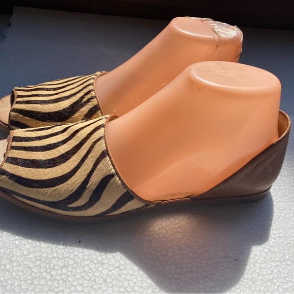 Franco Sarto Venezia Women’s Tan Brown Flat Leather Slip on Sandals Size 6.5M - Picture 2 of 14